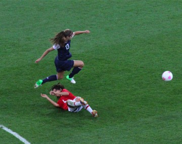 Alex Morgan flying to get the ball